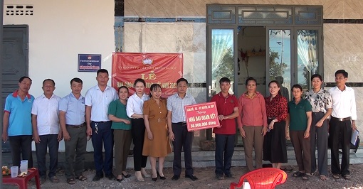 Bàn giao nhà đại đoàn kết tại xã Cư Kbang